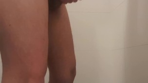 CHILENO PAJEANDOSE EN EL BANO