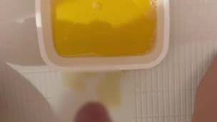 朝立ちが治らないデカマラから作り物みたいな濃厚で黄色いおしっこを大量放出