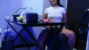 en clases virtuales llega mi compañera a mi habitación a lamerme el coño