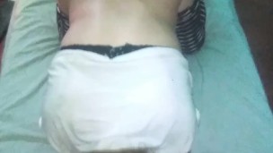 Mi vecinita se pone en cuatro y le corro la tanga de lado