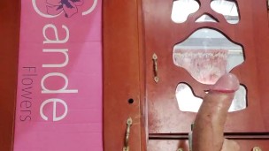 HOMBRE SE MASTURBA PARA SU HERMOSA CUÑADA