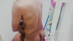  එකපාරටම දොර ඇරන් ආවා - Her opened the bathroom door at once        