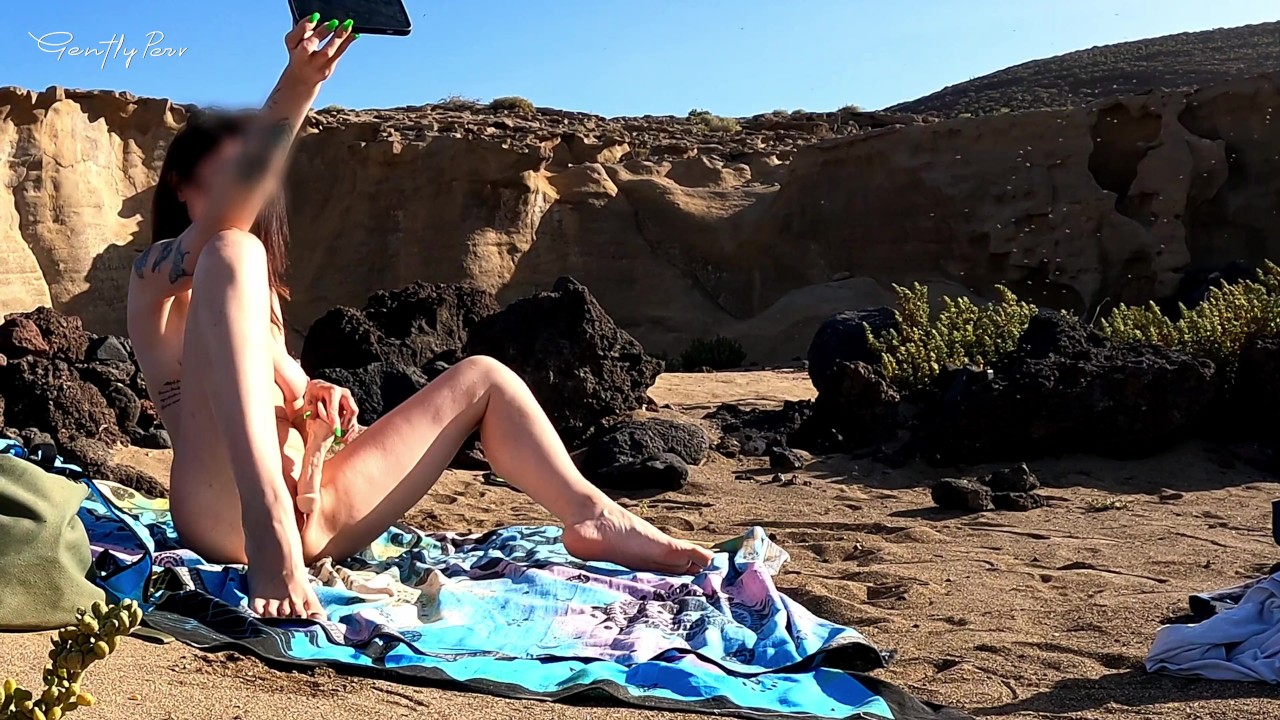BITCH ON THE BEACH: hard dick exposed to a slut that doesn't resist...