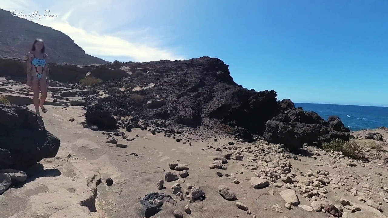 BITCH ON THE BEACH: hard dick exposed to a slut that doesn't resist...