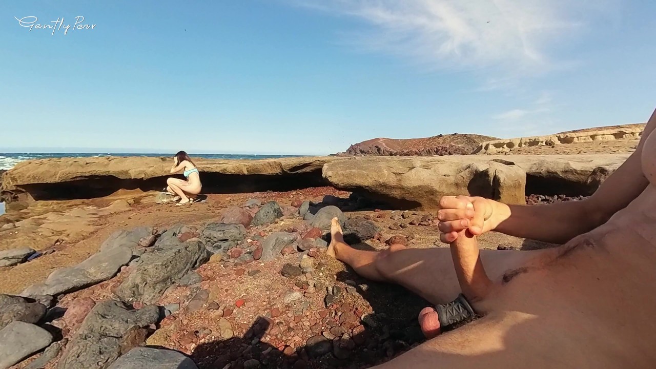 BITCH ON THE BEACH: hard dick exposed to a slut that doesn't resist...