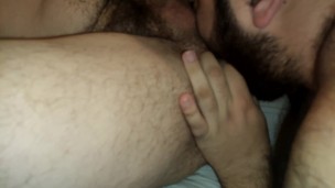 Oso peludo me folla el culo hasta preñarme con su leche