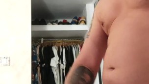 Me masturbo con el tacón de mi mujer