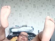 Анальный пидорок вонюша филимонов вновь засовывает деревяное дылдо в свой волосатый пердак 3/16