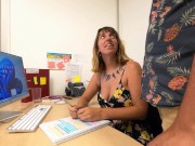 Je vous aurais augmenté quand même - Mon patron me baise sur le bureau pour une promotion