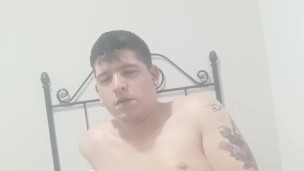 El chico virgen se hace una paja en el cuarto del hotel