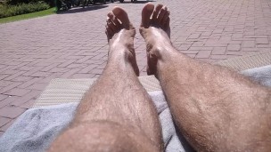 Jovencito te Enseña Sus Pies y Sus Piernas Peludas en la Piscina Pública 😝