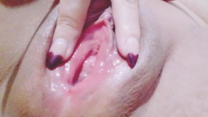 Disfruta y toca mi panochita caliente y ve como escurre su lechita vaginal