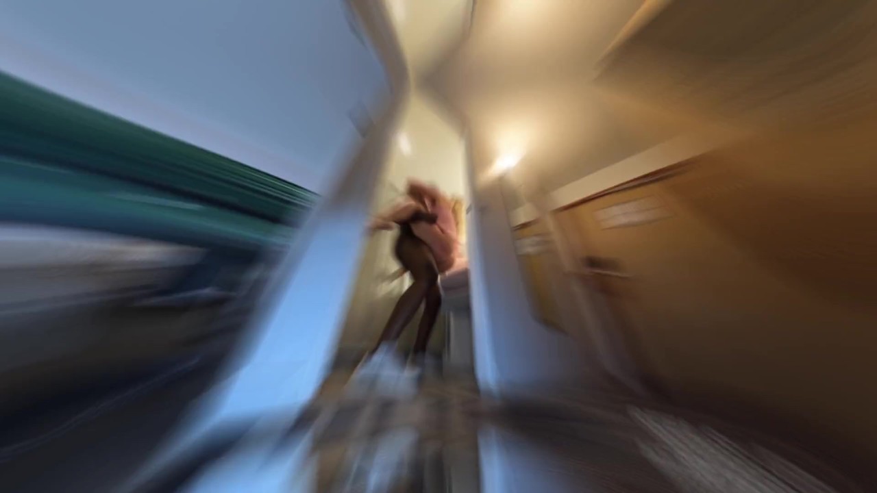 Une Ado Française Blonde Au Gros Cul Se Fait Défoncer Par Son Voisin d'Hôtel Pour Des Baskets Dior ! - 無料セックスビデオ - RedTube