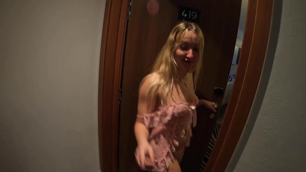 Une Ado Française Blonde Au Gros Cul Se Fait Défoncer Par Son Voisin d'Hôtel Pour Des Baskets Dior ! - 無料セックスビデオ - RedTube