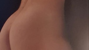 Un jeune femboy français jouis après des heures de edging ses deux sextoys