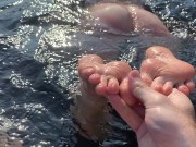 Сочная попка нежится на морских волнах 12/16