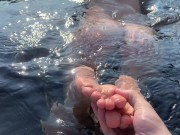 Сочная попка нежится на морских волнах 16/16