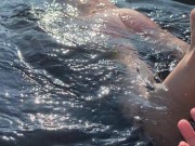 Сочная попка нежится на морских волнах 8/16