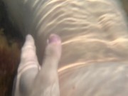 Трогаю голую девушку на нудистском пляже 7/16