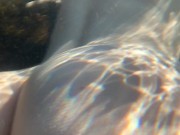 Трогаю девушку под водой 11/16