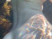 Трогаю девушку под водой 12/16