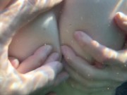 Трогаю девушку под водой 13/16