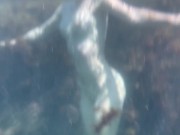 Голая девушка плавает в море и ласкает себя под водой 15/16