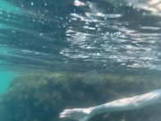 Голая девушка плавает в море и ласкает себя под водой 9/16