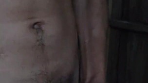 HOMBRE SE MASTURBA DENTRO DE UNA CABAÑA HASTA VENIRSE!