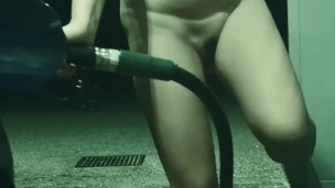 Faccio rifornimento completamente nuda