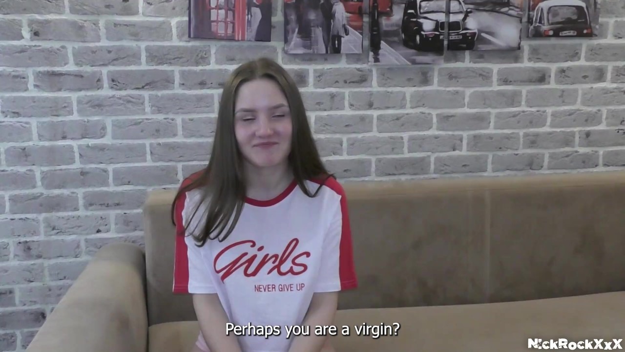 Entrevista e a primeira vez, estudante novinha de 18 anos - RedTube