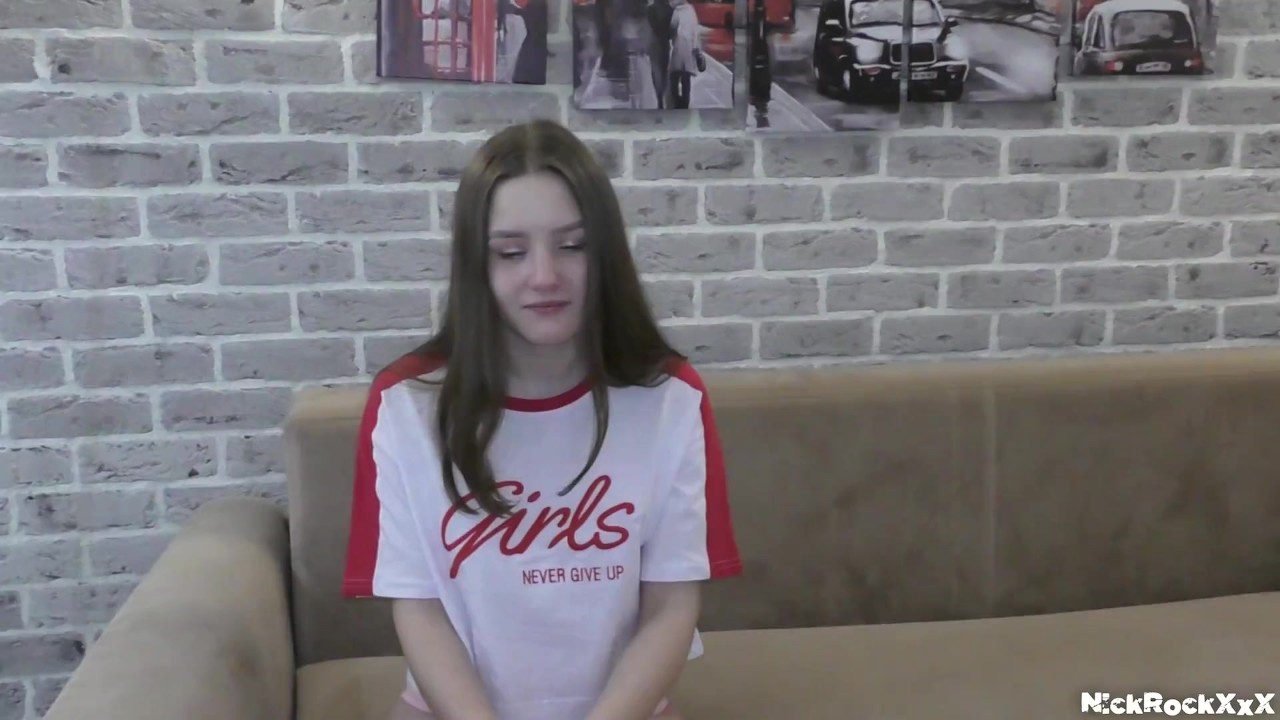 Entrevista e a primeira vez, estudante novinha de 18 anos - RedTube