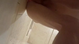 Насаживаюсь на резиноновый член как маленькая шлюшка