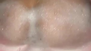 Twink arrecho y con ganas de verga muestra el culo