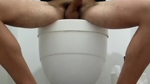 ¡En el hotel de Francia! Chico MASTURBÁNDOSE EN EL INODORO! / 