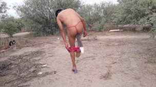 linda barbie trans se desnuda en publico con lindos tacones y plug anal de zorra le hace falta la ve