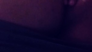 Metiéndome los dedos mientras estoy solito en mi cuarto