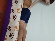 Le pido a mi joven hermanastra que me haga un masaje y luego la follo y me corro en su coño