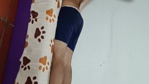 Le pido a mi joven hermanastra que me haga un masaje y luego la follo y me corro en su coño