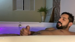 Sozinho molhado relaxando em minha banheira de hidromassagem, brincando com meu grande Pau até gozar