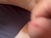 Piedini italiano sul letto nudi e sborrati ASMR italiano 11/16