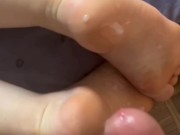 Piedini italiano sul letto nudi e sborrati ASMR italiano 14/16