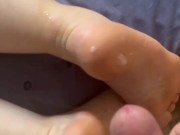 Piedini italiano sul letto nudi e sborrati ASMR italiano 15/16
