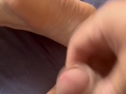 Piedini italiano sul letto nudi e sborrati ASMR italiano 2/16