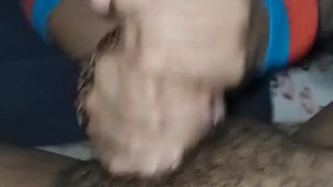 ¡QUÉ RICO! Eso de JALARSELA hasta querersela arrancar, ya es un hábito.