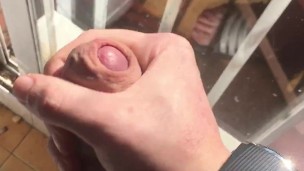 mientras me miran me pajeo en casa de un amigo