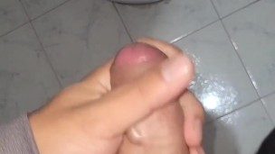 Chico Caliente Gimiendo De Placer Mientras Se Masturba