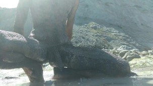Me lleno de Barro y Hago Nudismo En Una Playa Virgen Frente a Una Pareja Gay
