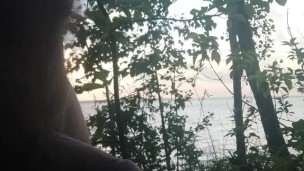 Золотой дождь на природе. Общественный пляж