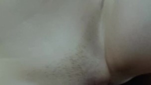 Me follo a mi hermanastra de cerca para que su coño rosado luzca delicioso